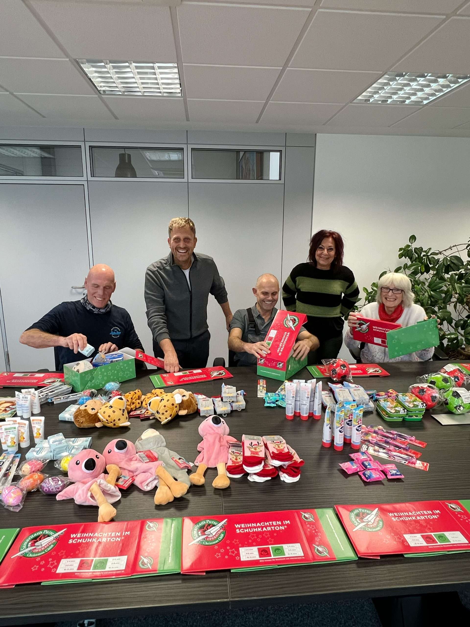 Technologie de manutention IMS, fête d'emballage, Noël dans une boîte à chaussures