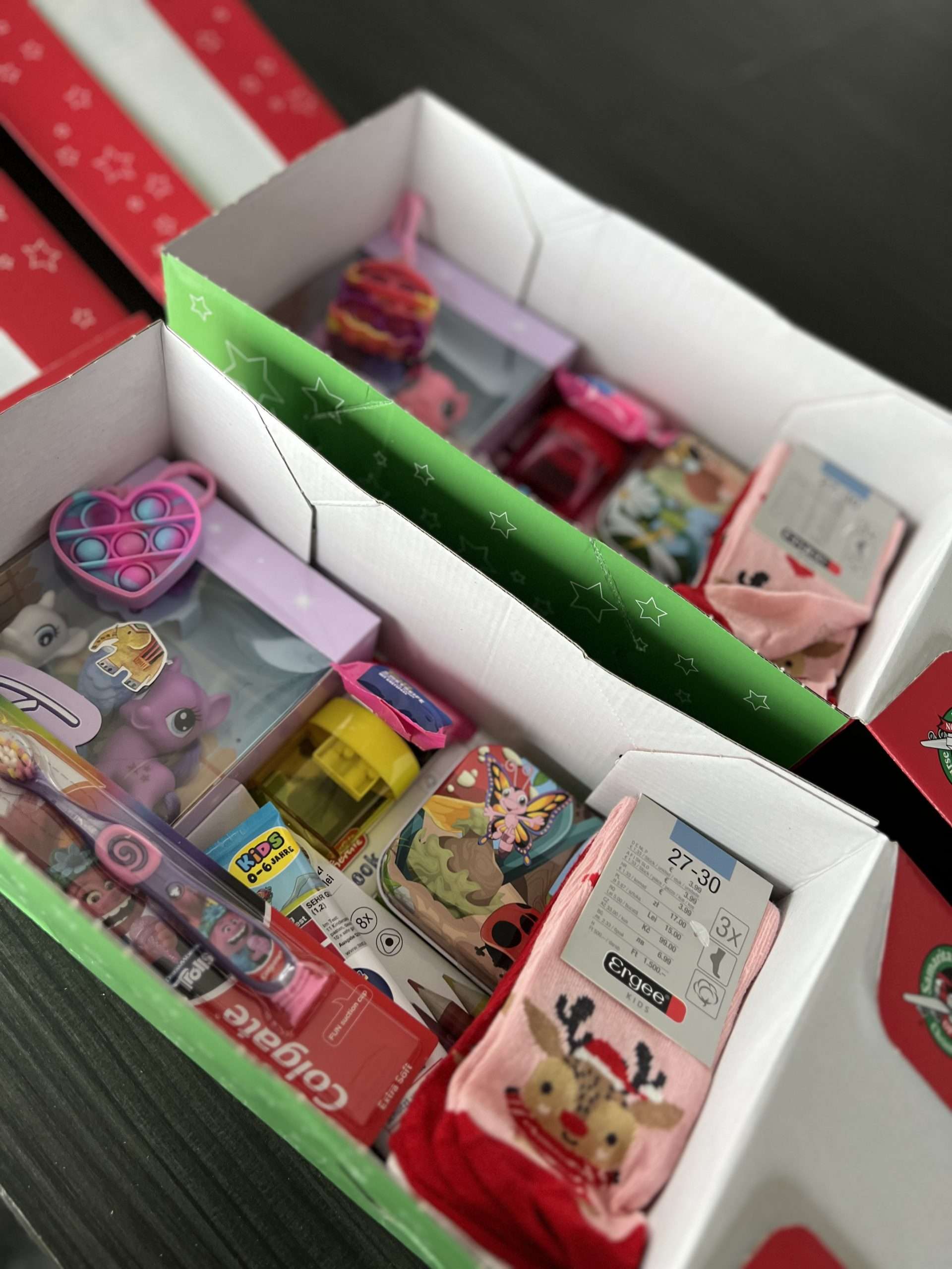 Technologie de manutention IMS Noël dans une boîte à chaussures