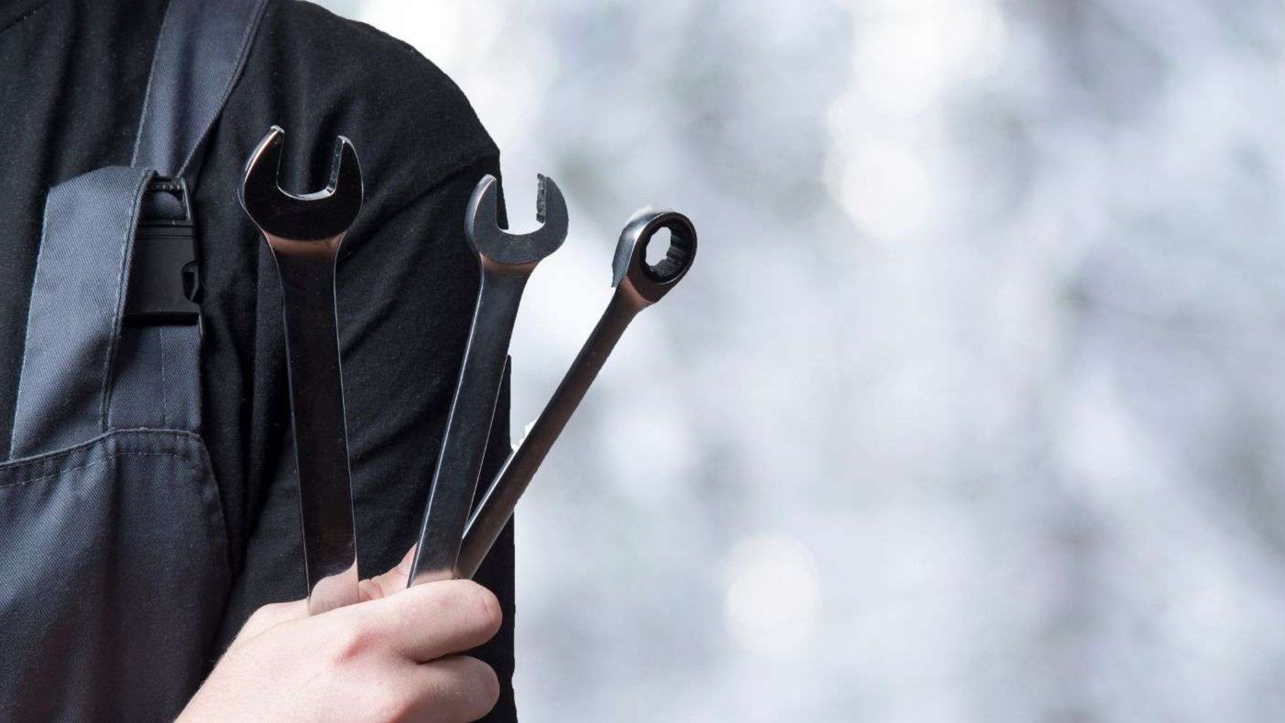 Servicetechniker mit Werkezeug